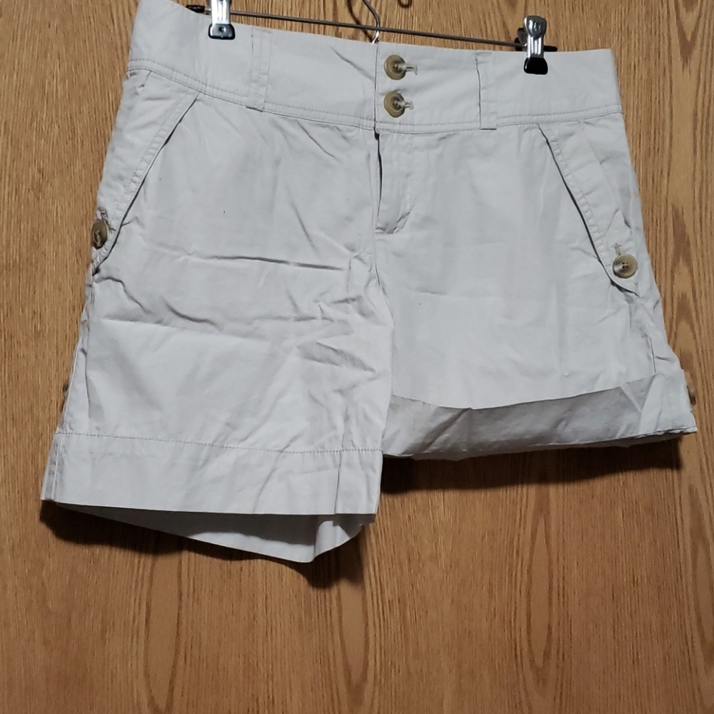 Khaki shorts that go shorter! 🙀